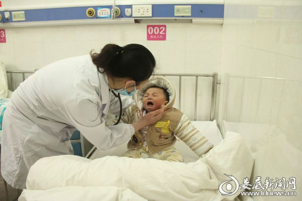 急诊儿科医生刘晓燕为孩子检查身体(二)