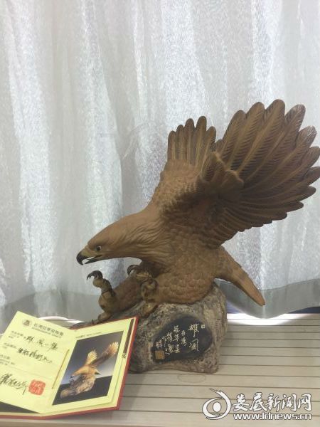 高明区一中赠送的陶雕《雄风》
