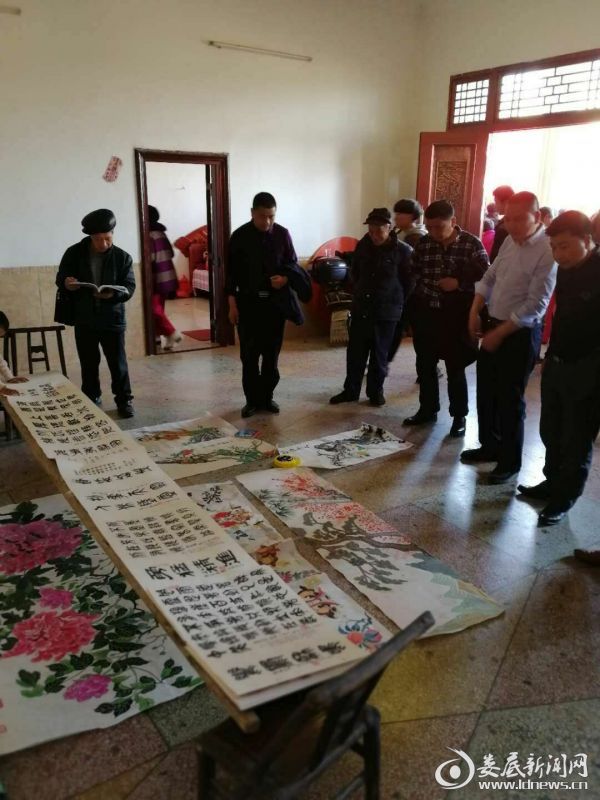 观众流连字画之间