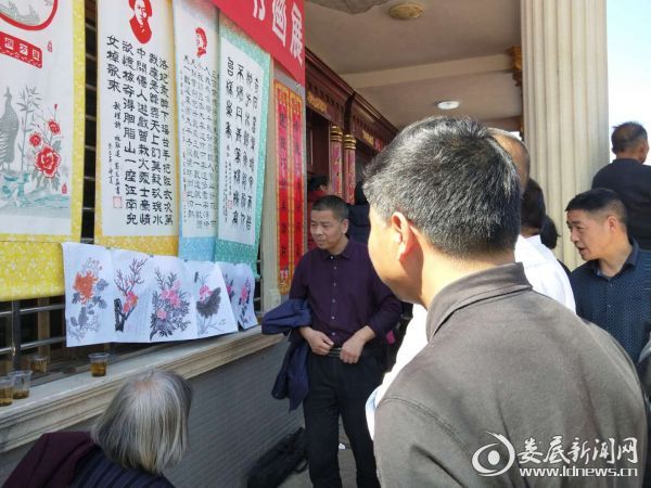 贺瑜等领导与书画爱好者参观书画展