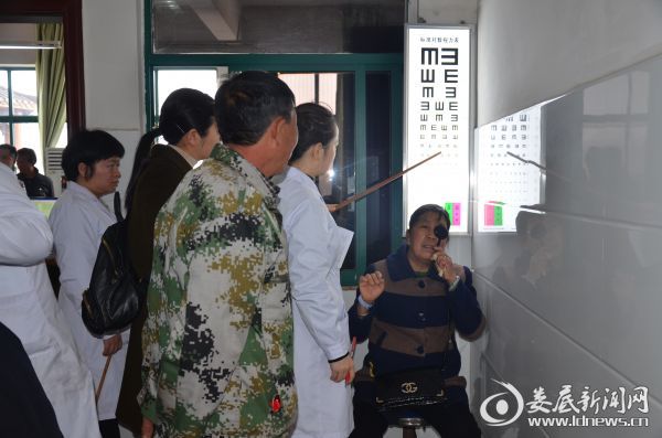 娄底爱尔眼科医院医务人员正在为白内障患者检测术后视力
