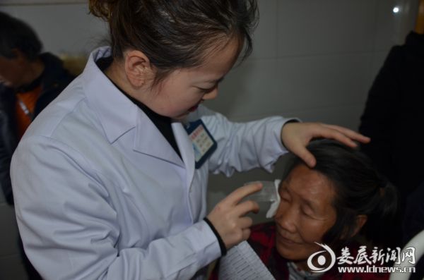 娄底爱尔眼科医院医务人员为实施了白内障手术的患者掀开纱布