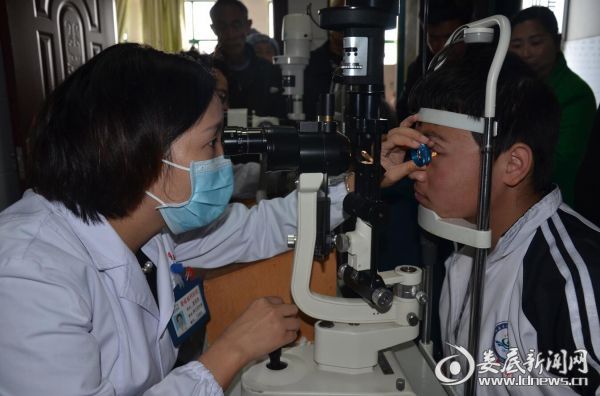 娄底爱尔眼科医院眼底病中心主任唐玖鸿为刘强兴做术后检查