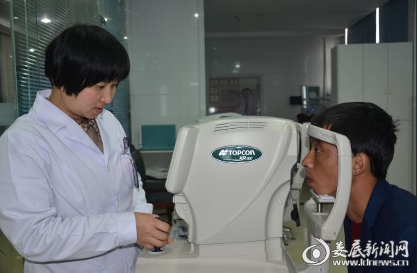 娄底爱尔眼科医院医务人员正在为刘超做术后检查