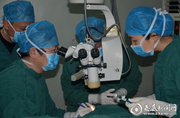 爱尔眼科医院集团湖南片区总院长、中南大学爱尔眼科学院博士生导师林丁教授在娄底爱尔眼科医院为近视患者实施ICL（晶体植入手术）