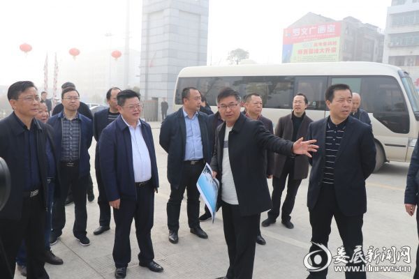 2.李永福校长向领导们介绍学校情况