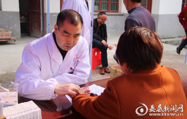 （院长邹奇为群众就诊）