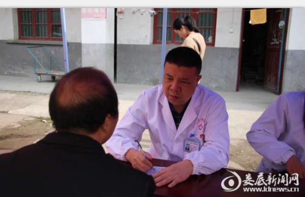 （党总支书记为群众就诊）