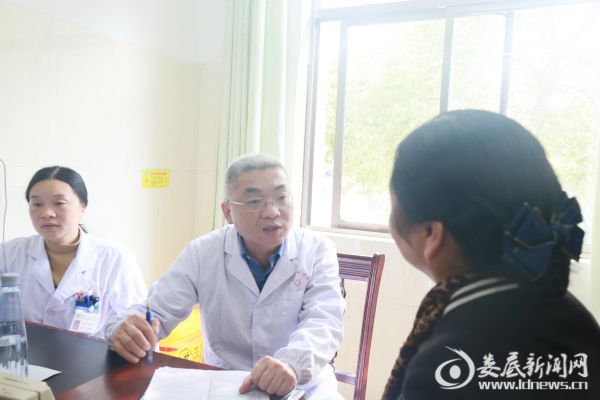 中南大学湘雅医院风湿免疫科副主任罗卉教授义诊现场