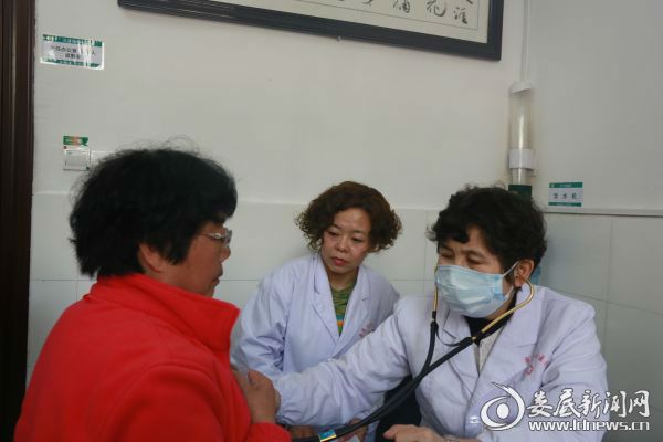 中华医学会风湿病学会湖南分会主委、中南大学湘雅医院博士生导师左晓霞教授义诊现场