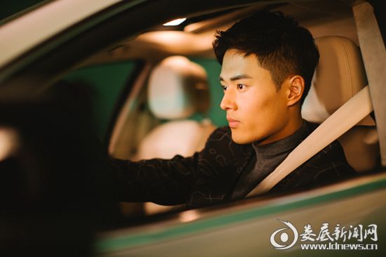 《我的机器人男友》杀青 郑伊鸣深情击中少女