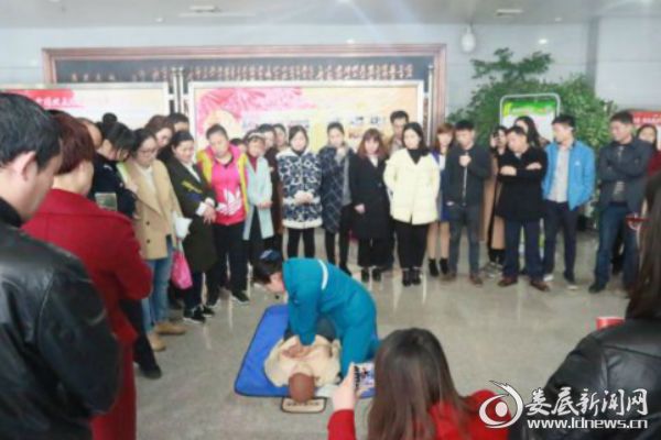 120急救站护士长王旭容示范心肺复苏术