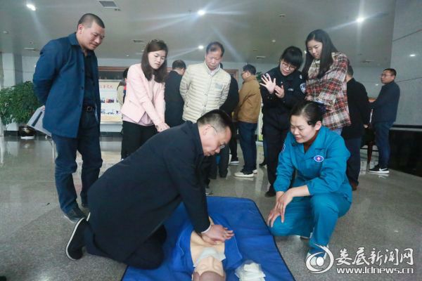 娄星区人民法院院长郭超群在120急救站护士长王旭容的指导下练习心肺复苏术
