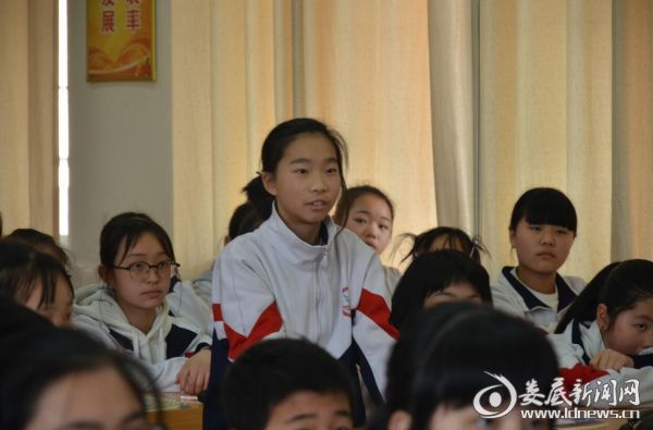 讲座现场气氛活跃 同学们积极参与互动