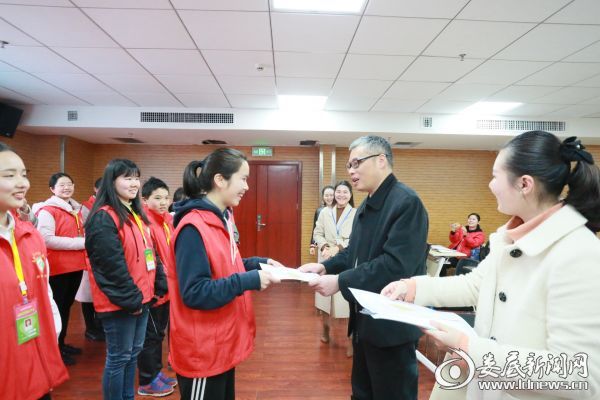 副院长邓志刚颁发志愿者证书（一）