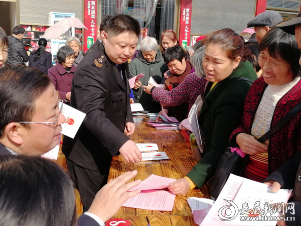 （杨市镇开展食品安全“护老行动”宣传活动）