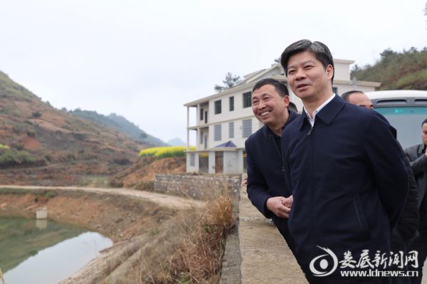 李荐国一行首先来到张家岭村石马水库，详细了解水库的基本情况
