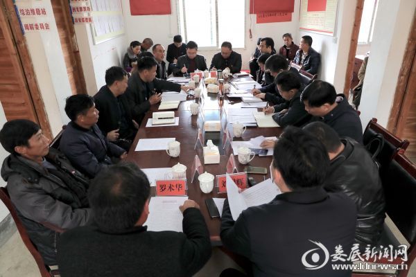 与村支两委干部、部分村民小组组长、市委办驻村扶贫工作队员面对面座谈