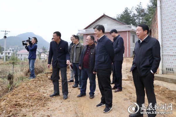 与田间地头正在春耕的村民热情攀谈