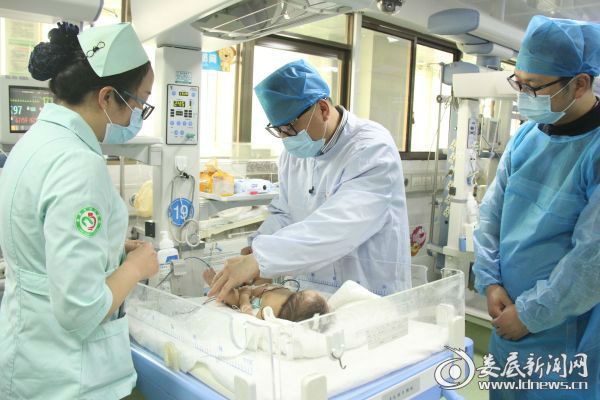 术后,泌尿外科与新生儿科医护人员为患儿查房现场(一)