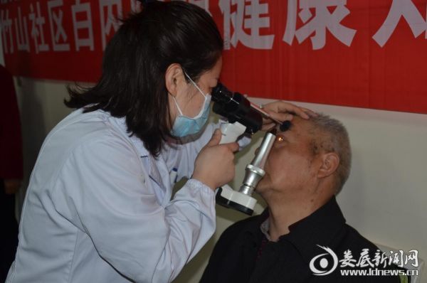 社区老人正在接受裂隙灯检查