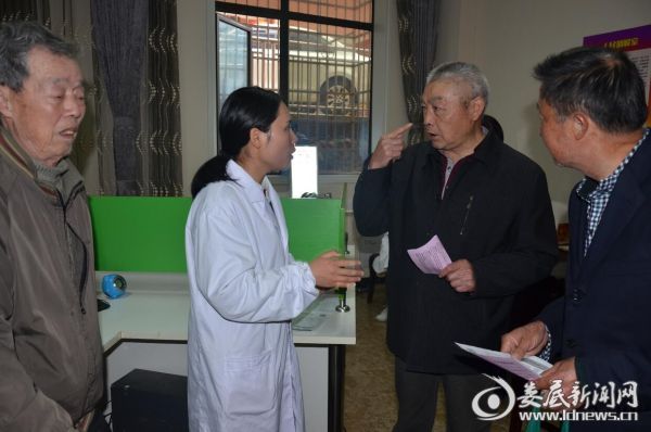 爱尔眼科的医务人员向老人们宣传眼科疾病相关知识