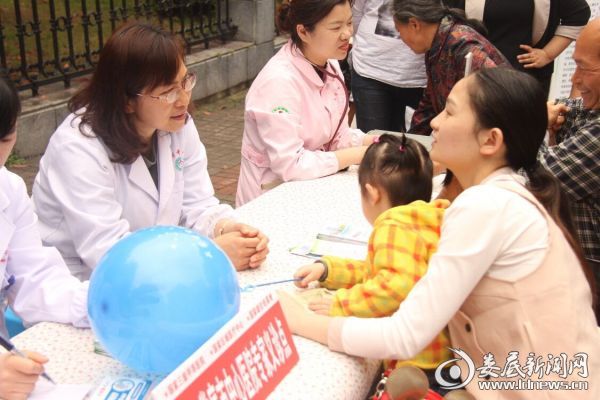 姜新萍主任耐心为市民答疑解惑