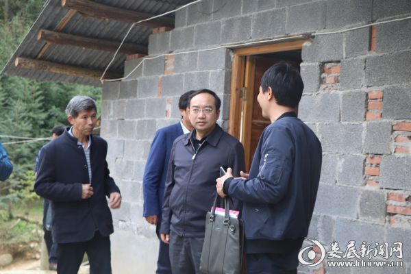 （陈旌听取养殖专业合作社情况介绍）