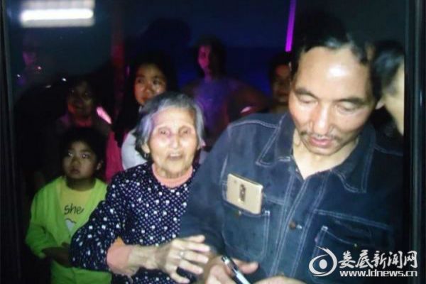 巡特警帮助走失老人照片2