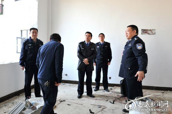 1察看村委新办公楼施工现场3_meitu_1