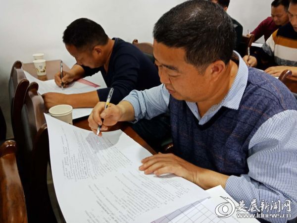 培训结束后，参训村专干参加业务测试。