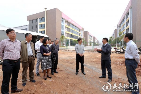 李荐国首先来到博盛新材锂电池隔膜生产项目建设现场，了解进展情况