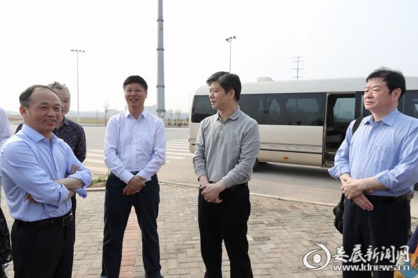 得知五江高分辨率感光干膜项目一直没实质性动工后，李荐国关切地问没有动工的原因，遇到了什么困难和问题