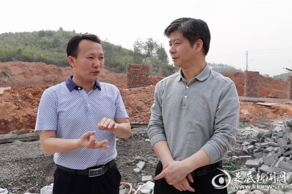 电将军负责人向李荐国介绍项目有关情况