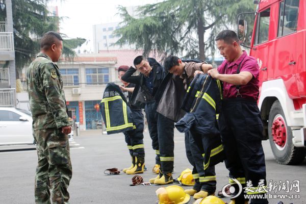 （指导参训人员开展了快速原地着战斗服）