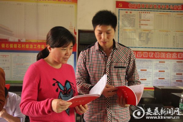 市中心医院党委副书记、纪委书记姜海燕了解帮扶群众情况