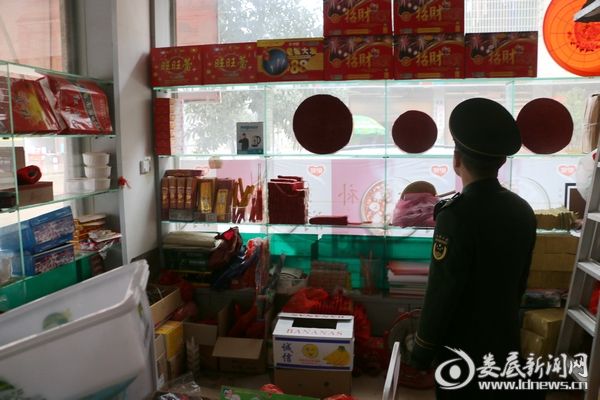 （大队监督员现场排查火灾隐患）