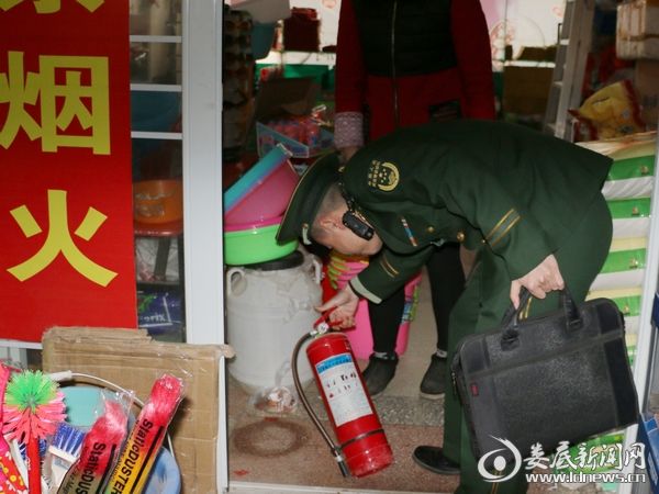 （大队监督员检查消防器材）