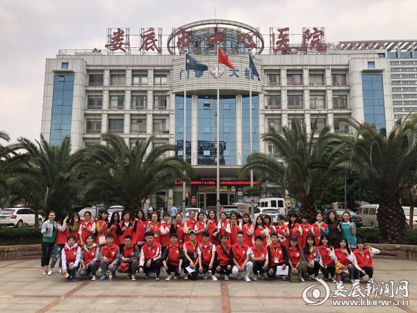 市中心医院工作人员与志愿者合影