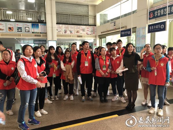 市中心医院门诊办副主任陈云带领大学生志愿者熟悉医院环境和就医路线