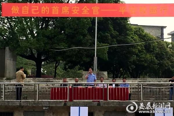 (杉山派出所副所长彭勇奇为全校师生授课)