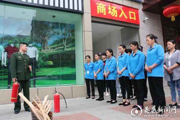 （讲解灭火器使用方法）