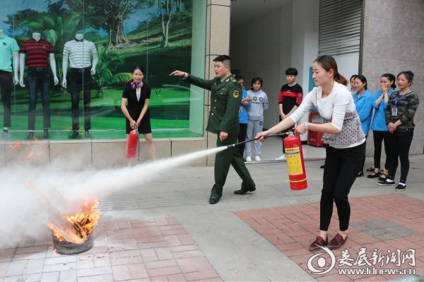 （员工纷纷上前操作灭火器）