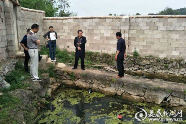 指导脱贫工作现场