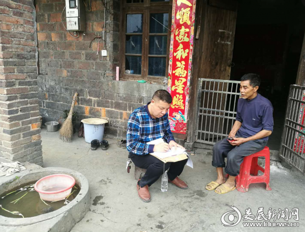 (党总支书记李利华对贫困户摸底登记)