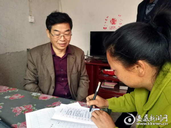 扶贫工作组进村入户开展帮扶工作d