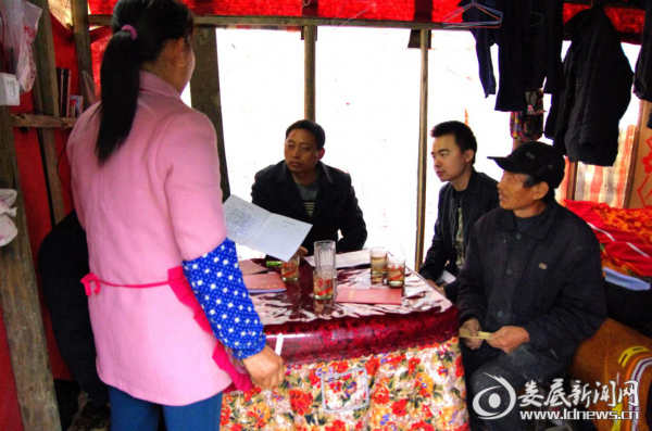 扶贫工作组进村入户开展帮扶工作