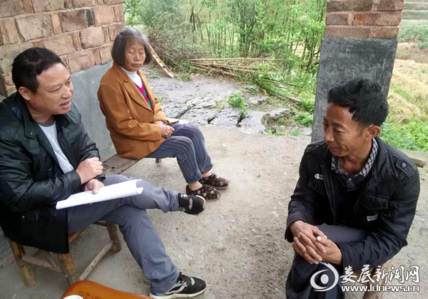 扶贫工作组进村入户开展帮扶工作  d