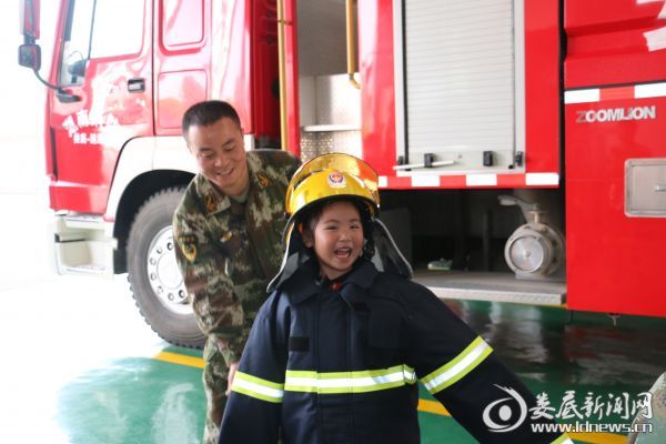 （敲，我穿这身消防服是不是很酷啊）