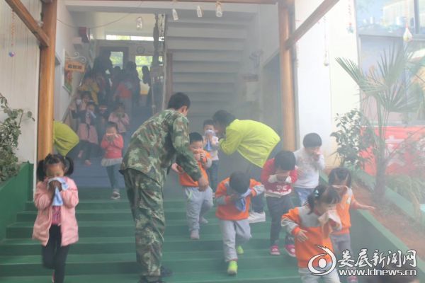 小朋友们在老师及消防官兵的指导下进行逃生疏散
